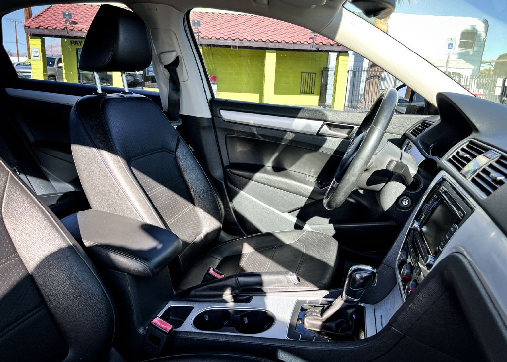 2013 Volkswagen Passat Image 11