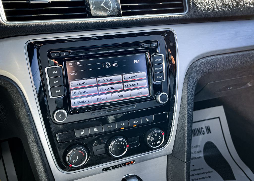 2013 Volkswagen Passat Image 14