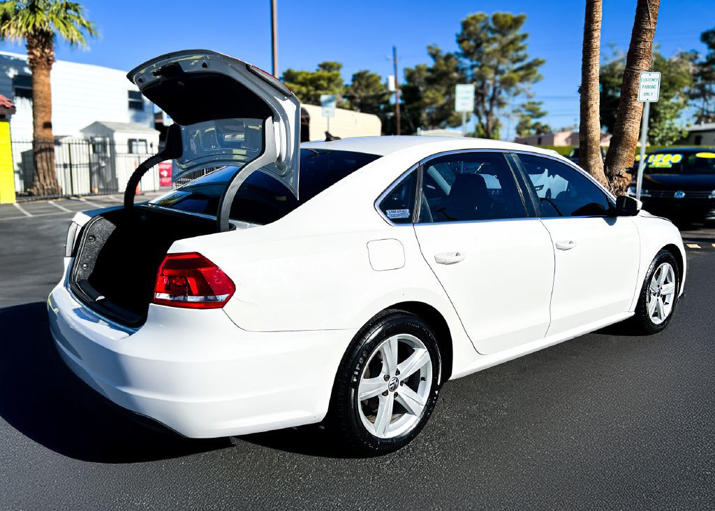 2013 Volkswagen Passat Image 17
