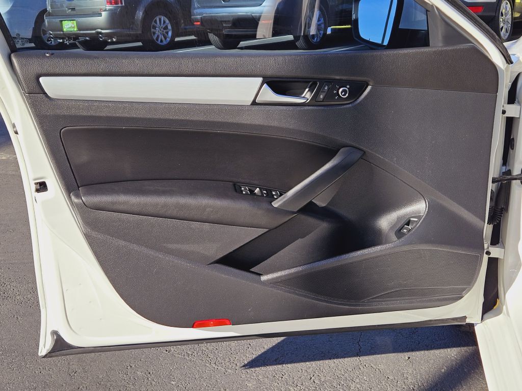 2013 Volkswagen Passat Image 35