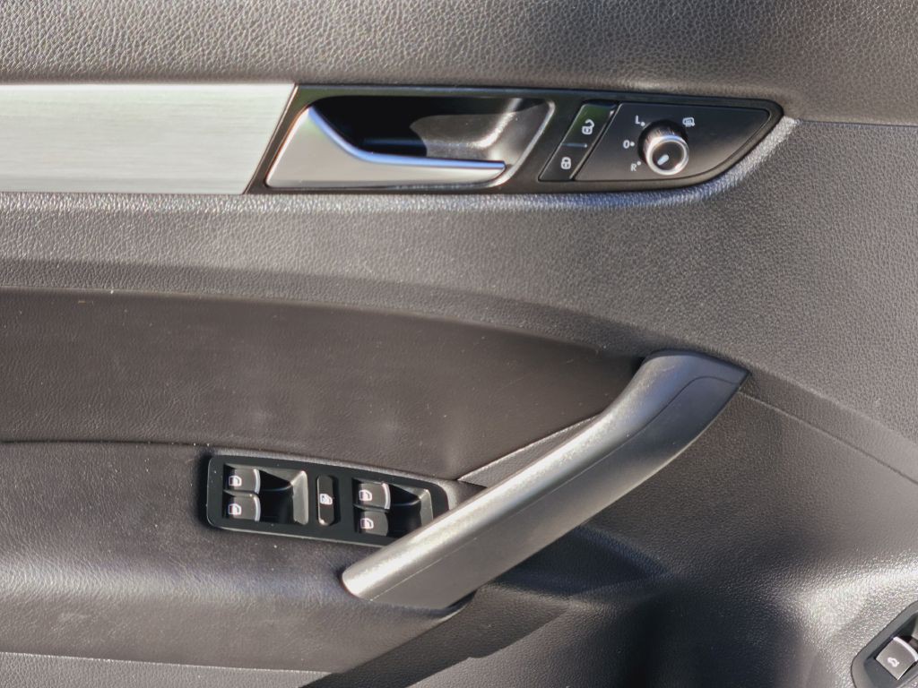 2013 Volkswagen Passat Image 36