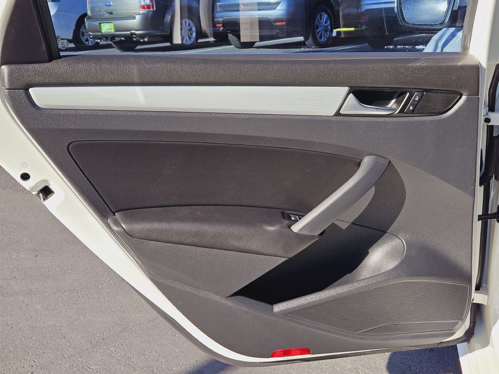 2013 Volkswagen Passat Image 38