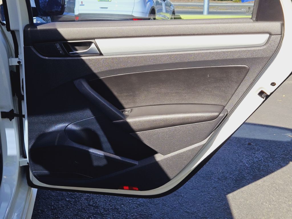 2013 Volkswagen Passat Image 40