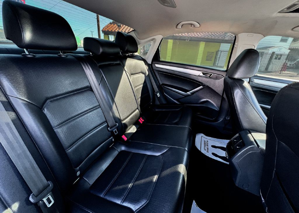 2019 Volkswagen Passat Image 17