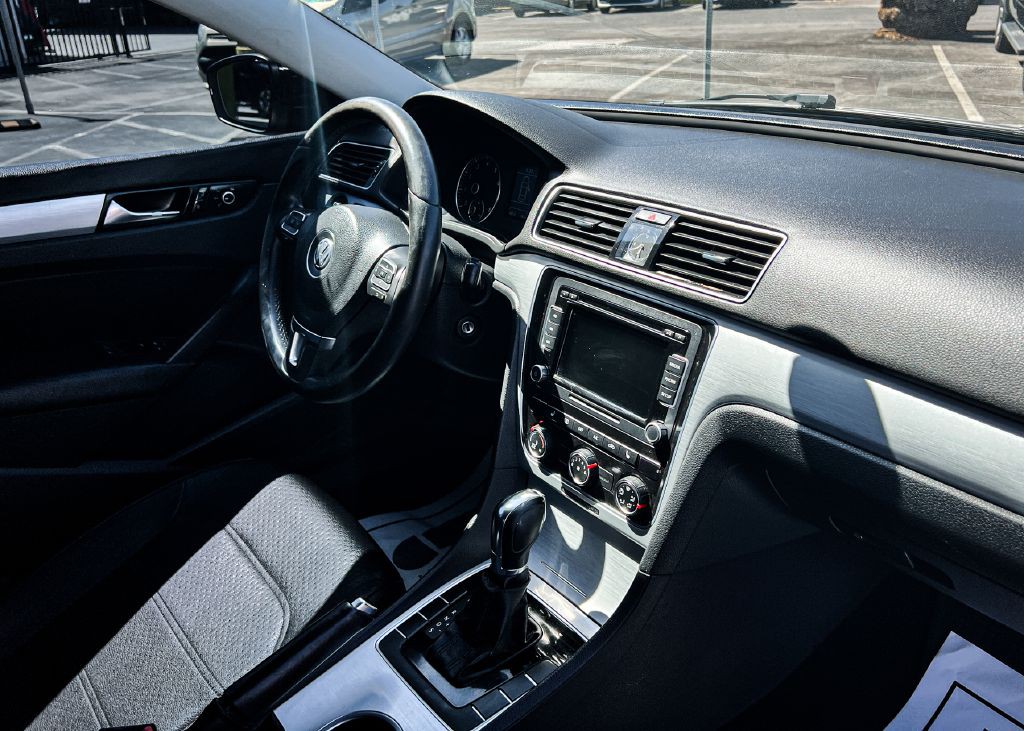 2013 Volkswagen Passat Image 8
