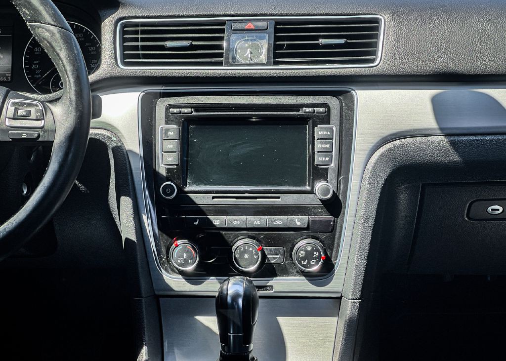 2013 Volkswagen Passat Image 13
