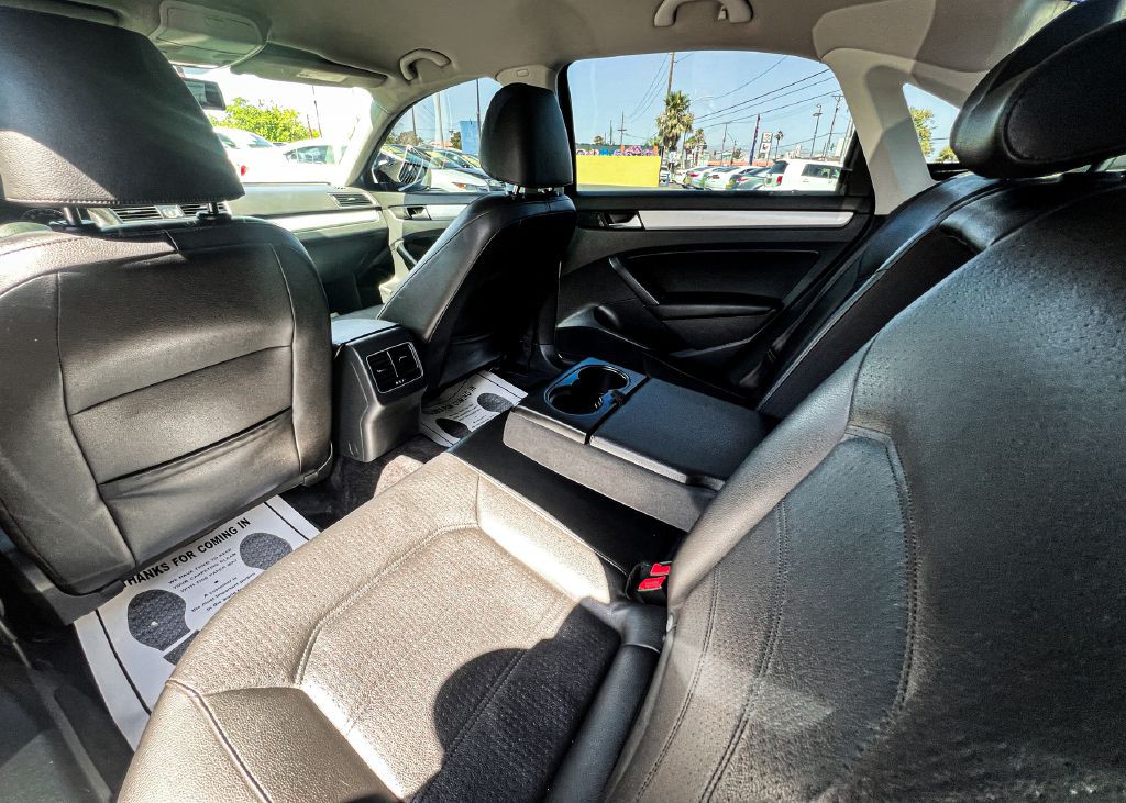2013 Volkswagen Passat Image 16