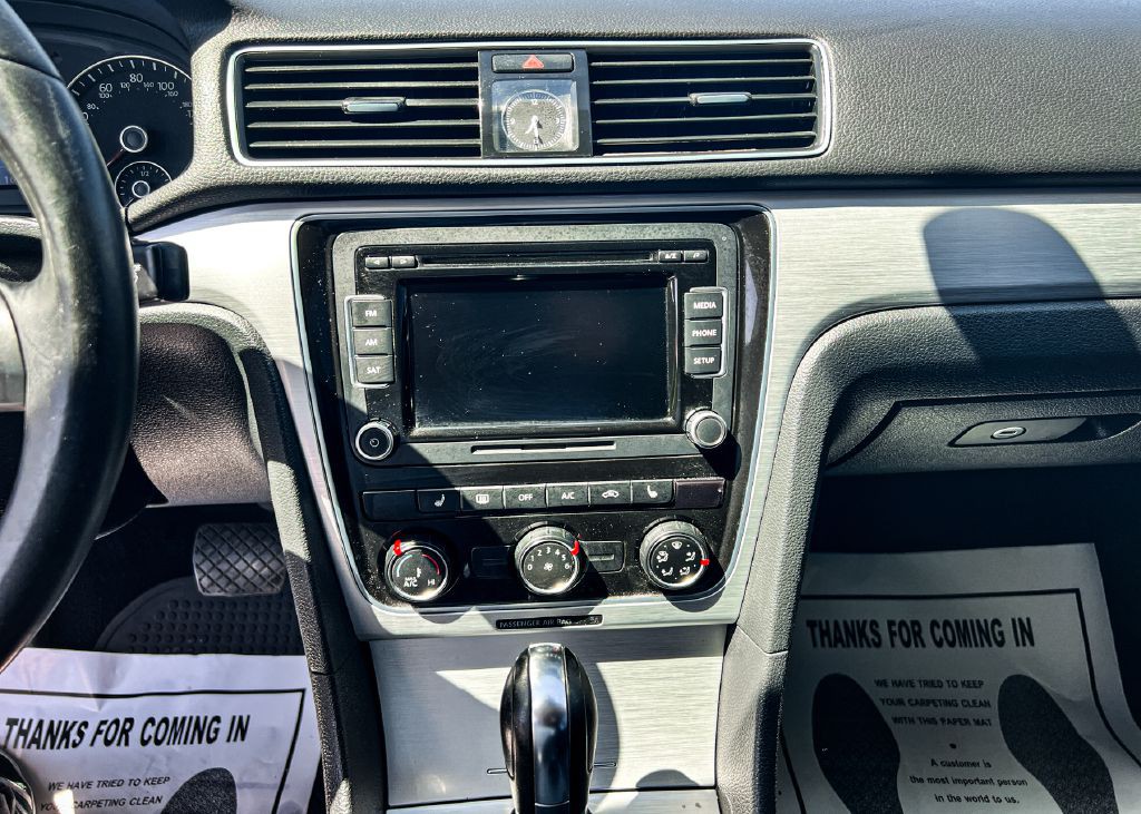 2013 Volkswagen Passat Image 19