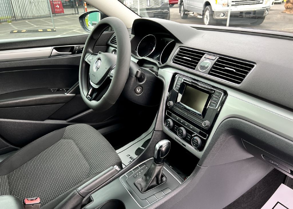 2017 Volkswagen Passat Image 9