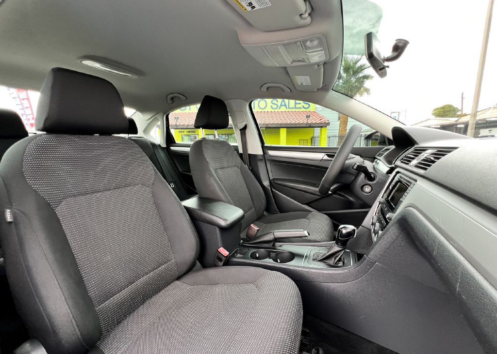 2017 Volkswagen Passat Image 10