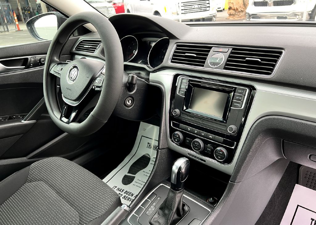 2017 Volkswagen Passat Image 11
