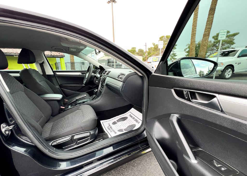 2017 Volkswagen Passat Image 12