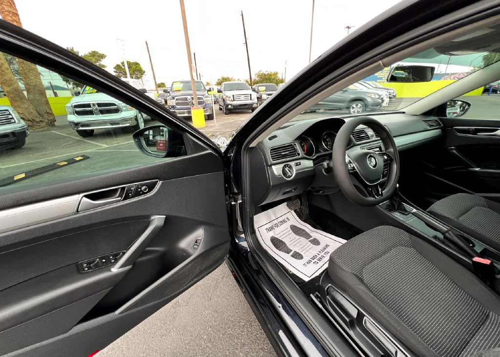 2017 Volkswagen Passat Image 14