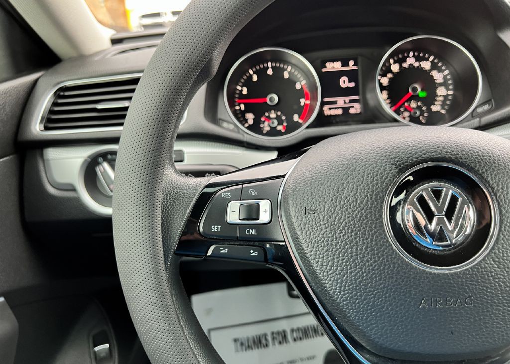 2017 Volkswagen Passat Image 16