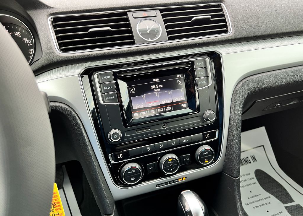 2017 Volkswagen Passat Image 17