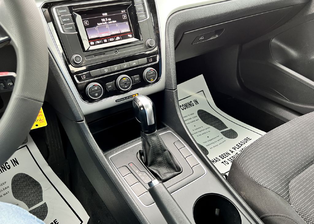 2017 Volkswagen Passat Image 18