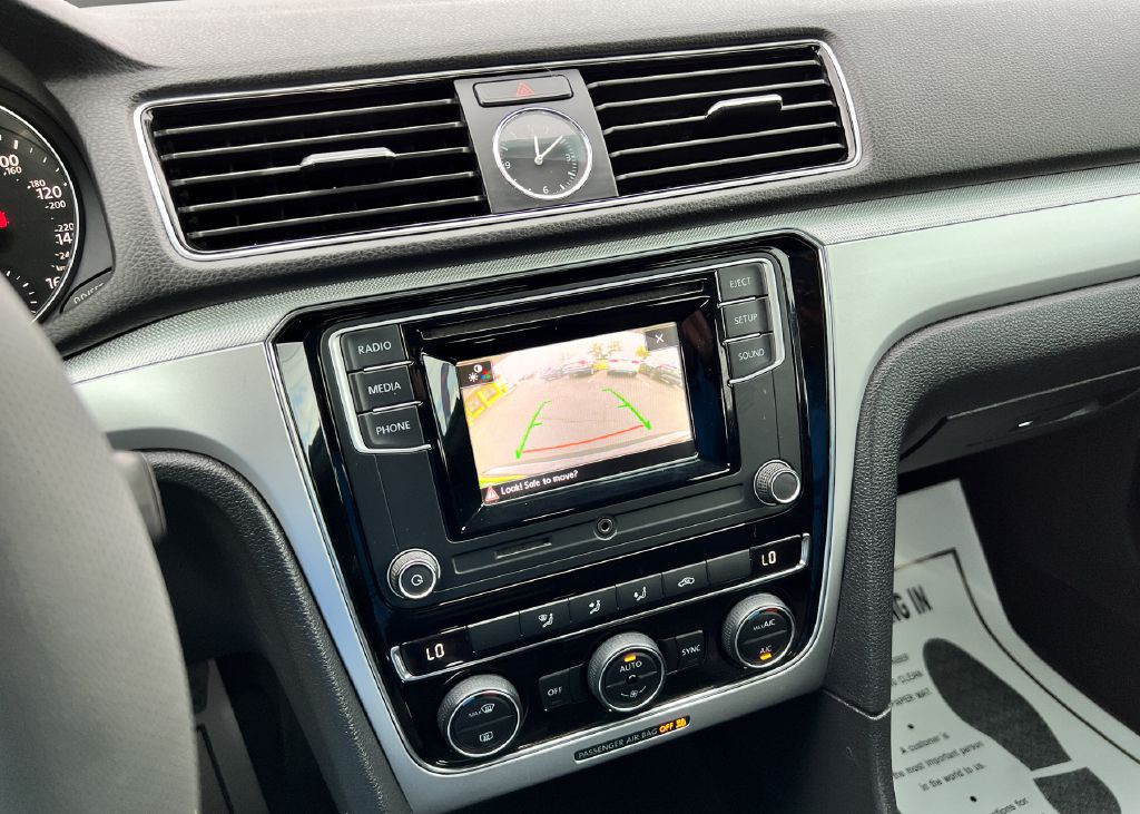 2017 Volkswagen Passat Image 19