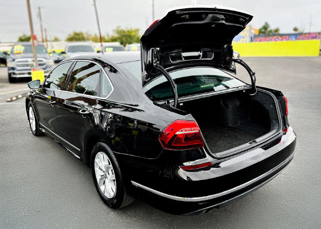 2017 Volkswagen Passat Image 21