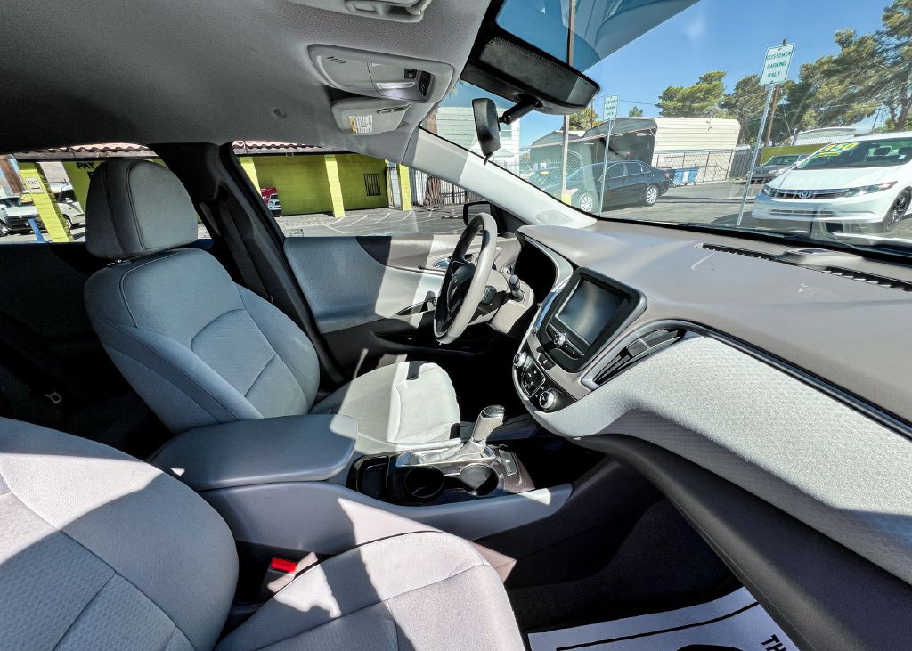 2017 Chevrolet Malibu Image 12