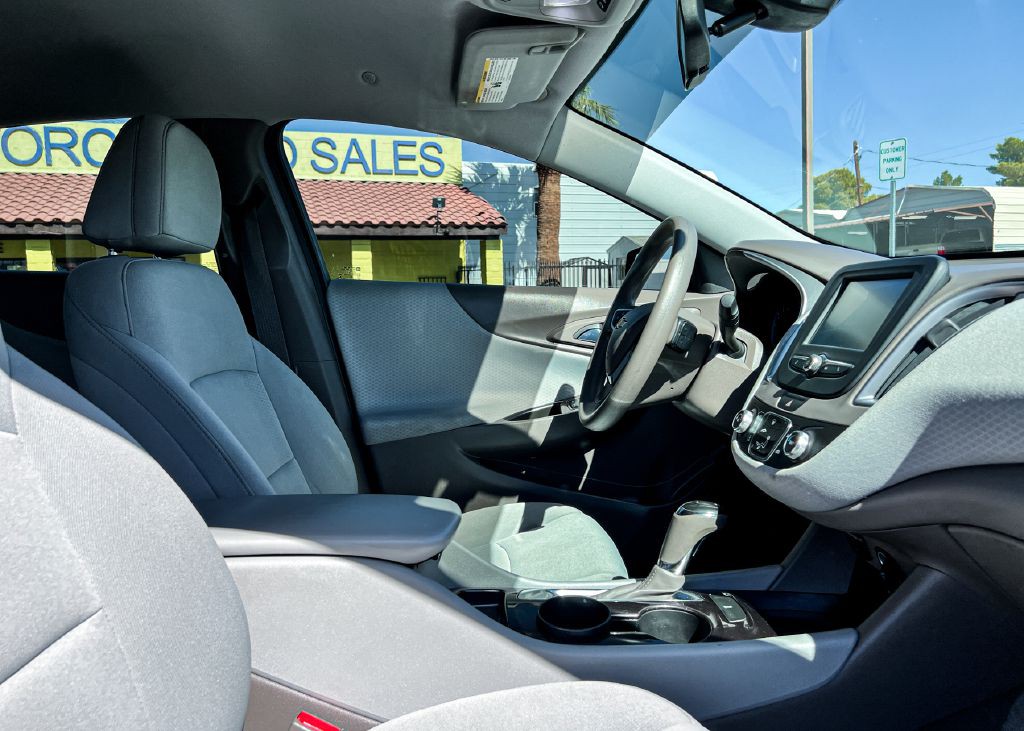 2017 Chevrolet Malibu Image 14