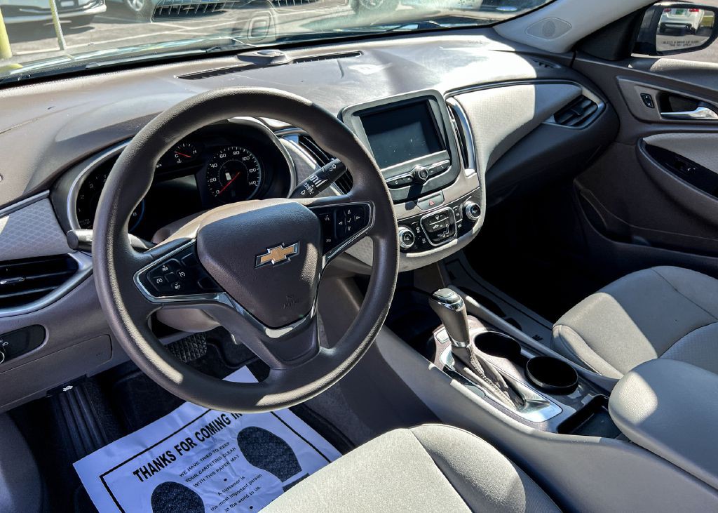 2017 Chevrolet Malibu Image 25