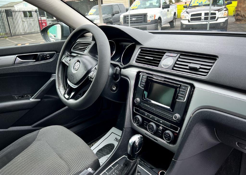 2017 Volkswagen Passat Image 10