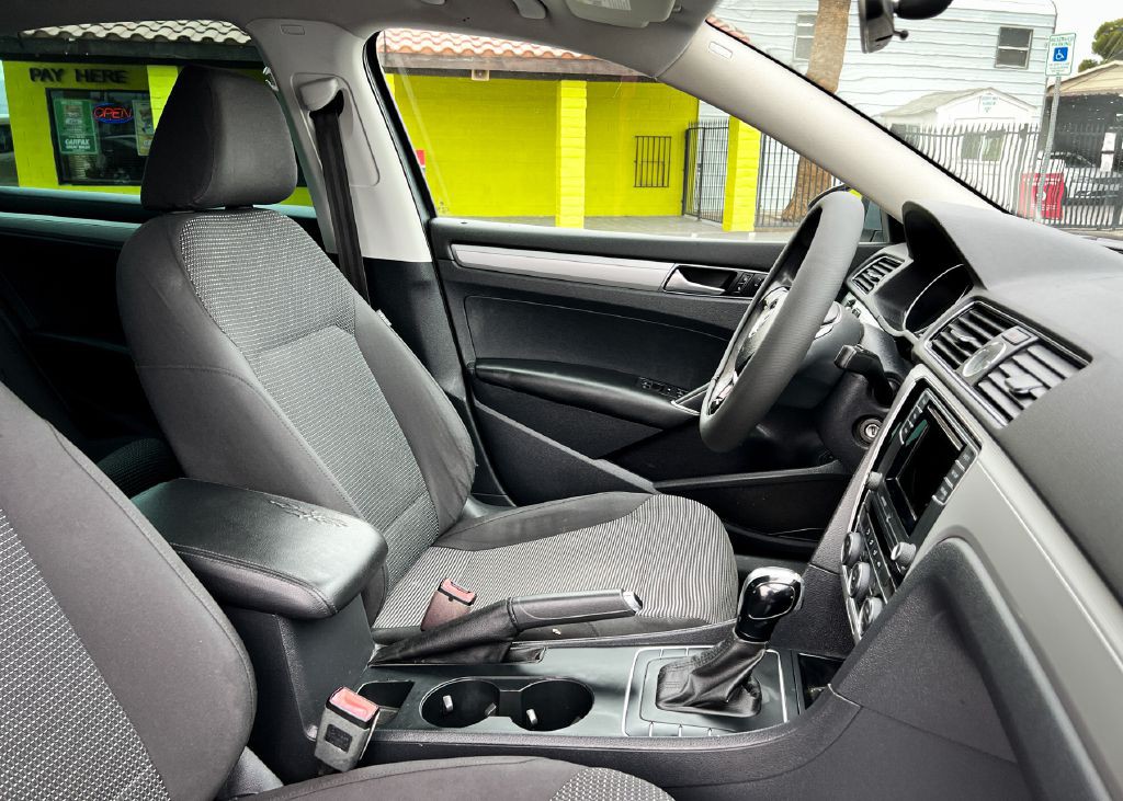 2017 Volkswagen Passat Image 11