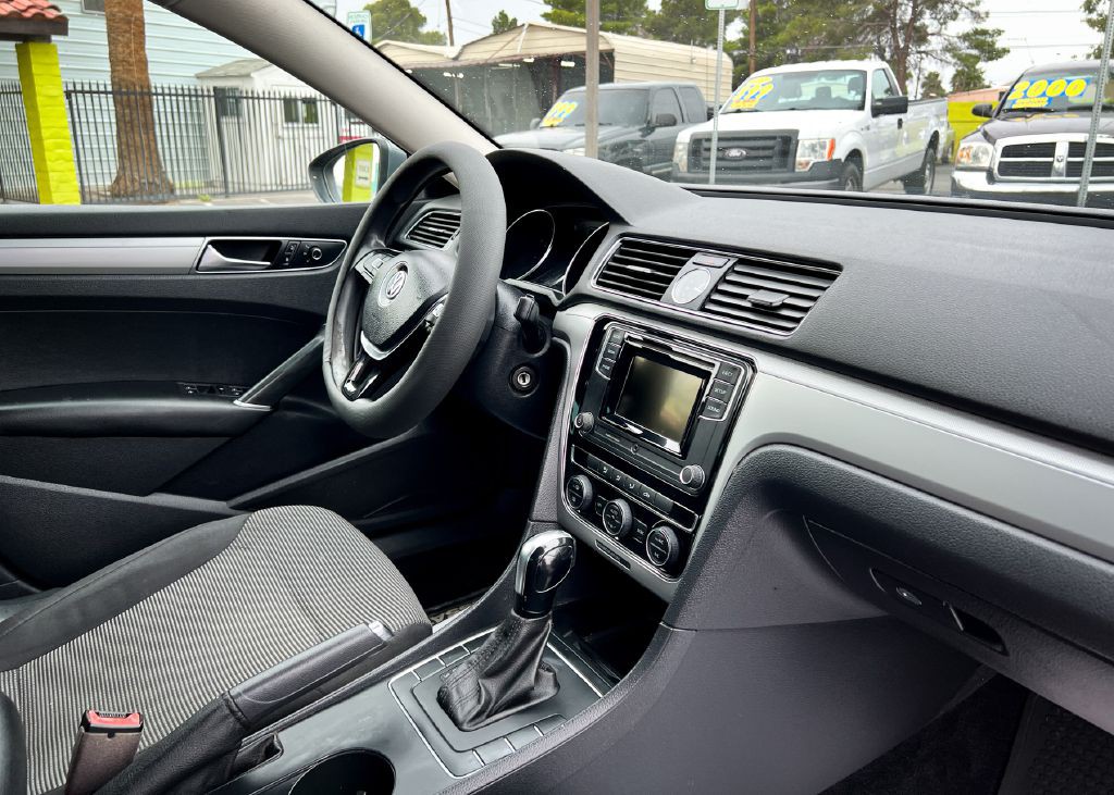 2017 Volkswagen Passat Image 12
