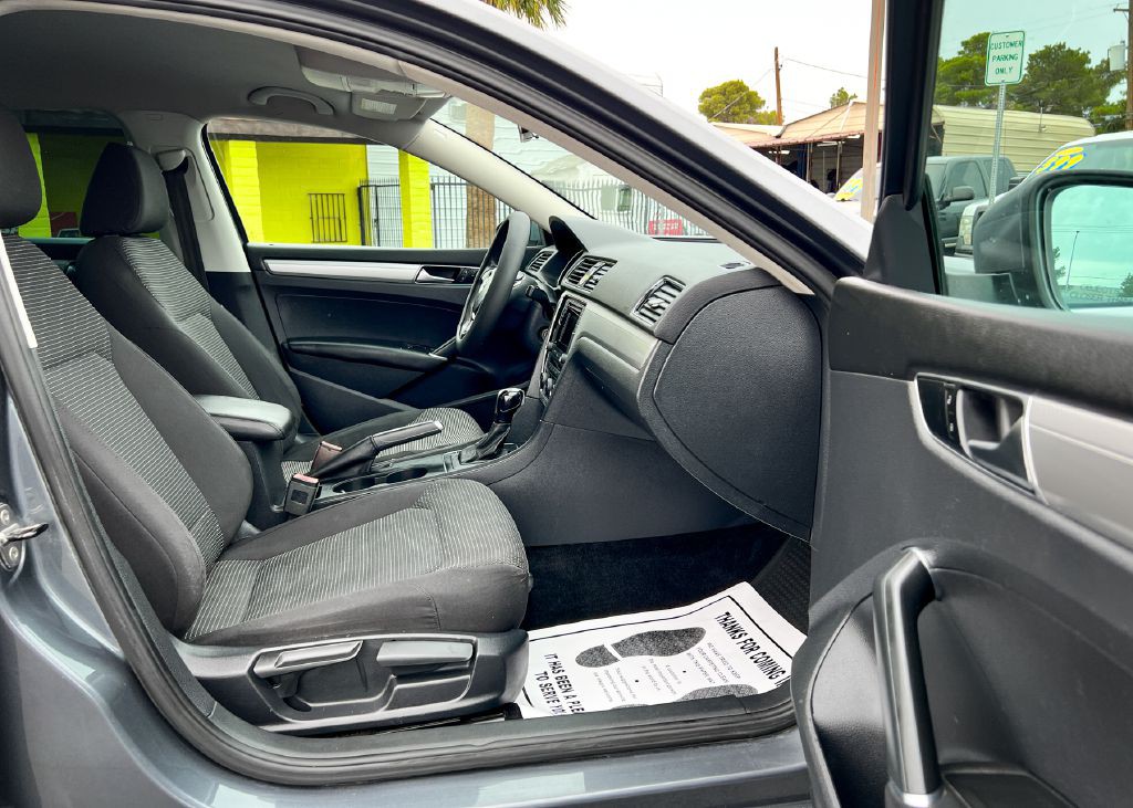 2017 Volkswagen Passat Image 13