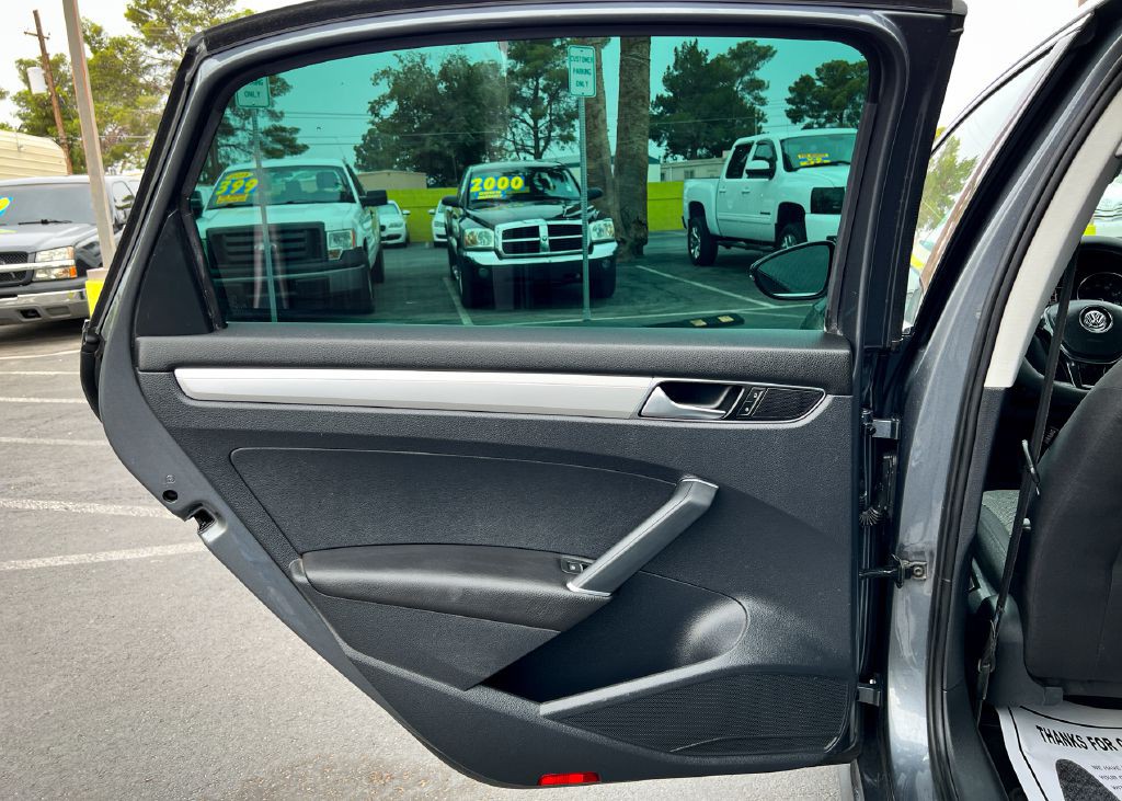 2017 Volkswagen Passat Image 15