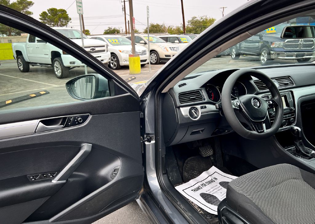 2017 Volkswagen Passat Image 17