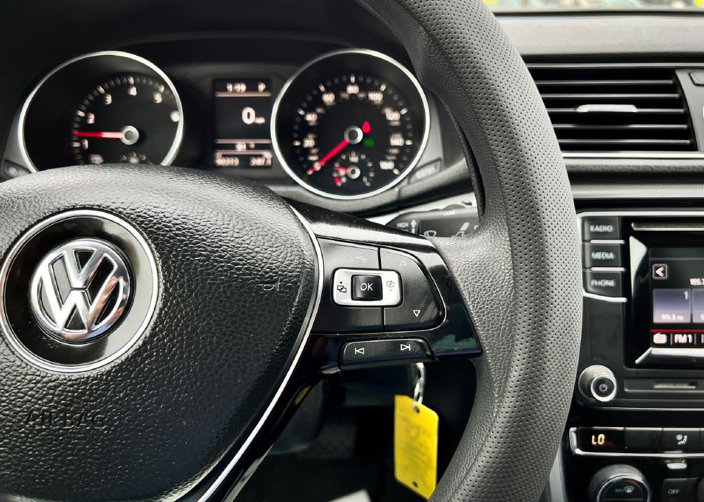 2017 Volkswagen Passat Image 19
