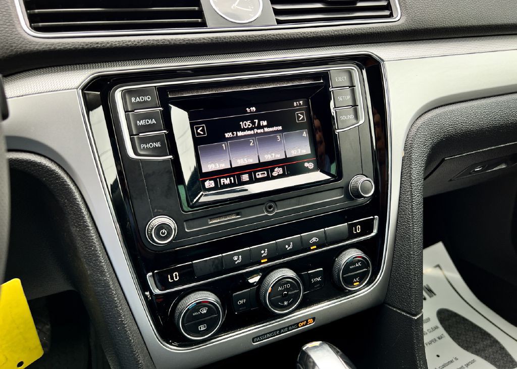 2017 Volkswagen Passat Image 20