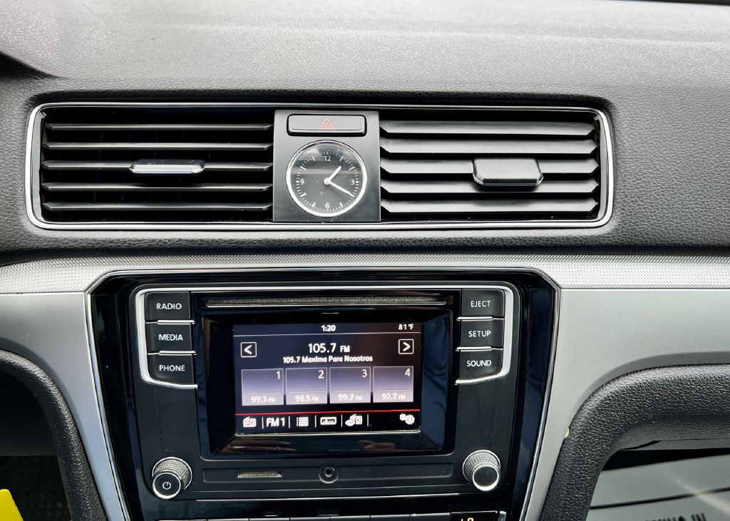 2017 Volkswagen Passat Image 22