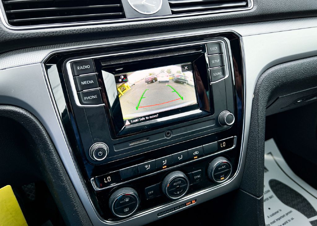 2017 Volkswagen Passat Image 23