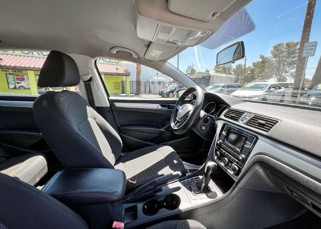 2016 Volkswagen Passat Image 11