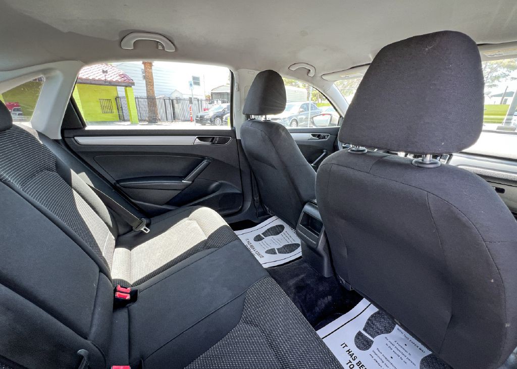 2016 Volkswagen Passat Image 14