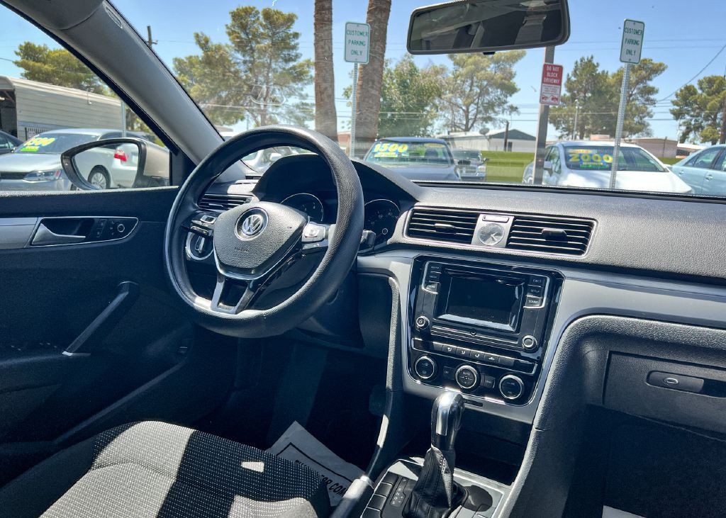 2016 Volkswagen Passat Image 16