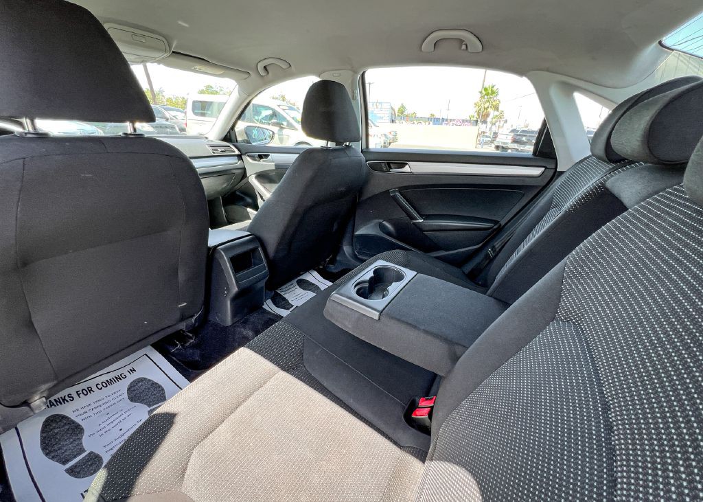 2016 Volkswagen Passat Image 17