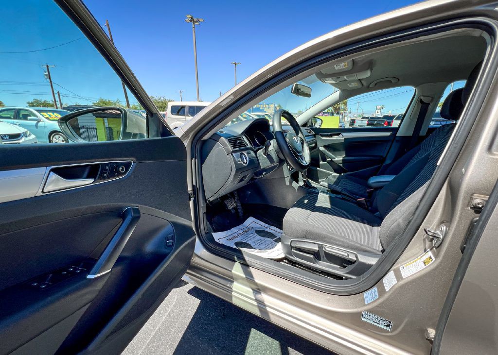 2016 Volkswagen Passat Image 18