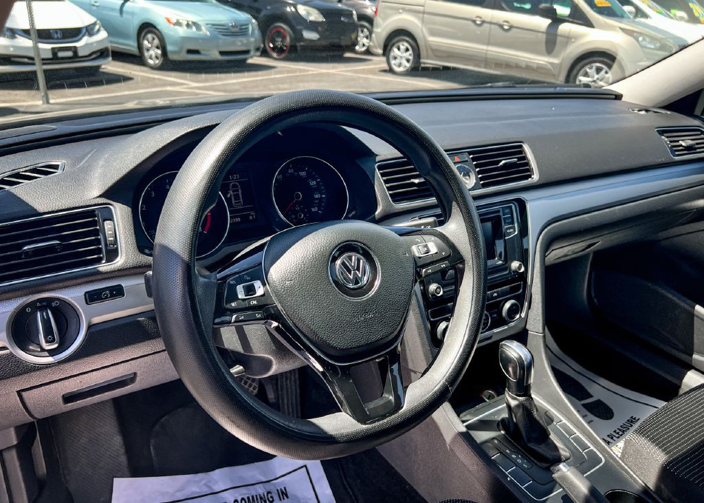 2016 Volkswagen Passat Image 19