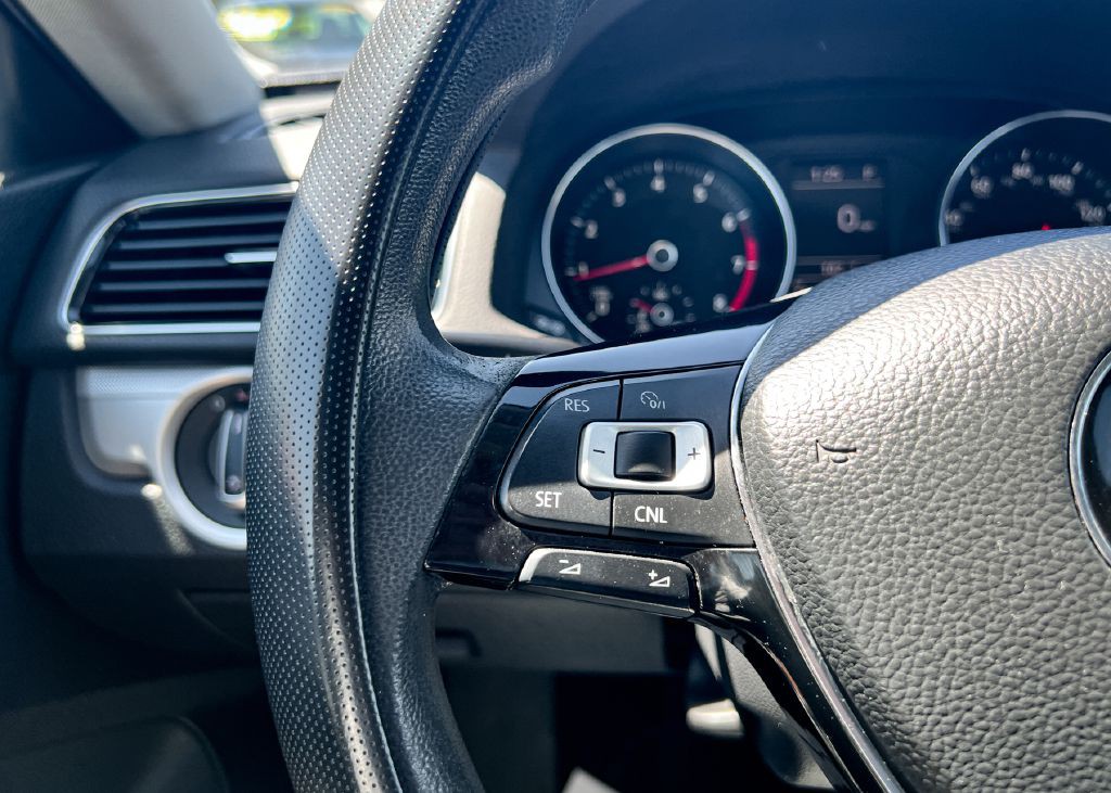 2016 Volkswagen Passat Image 20