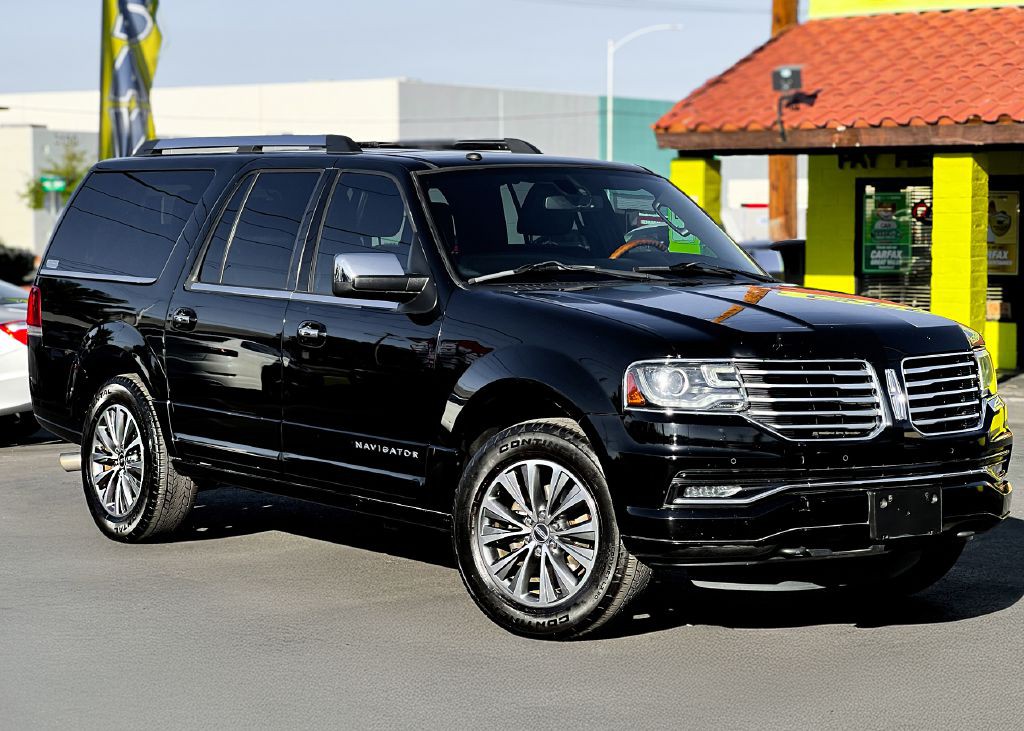 2016 Lincoln Navigator Image 2
