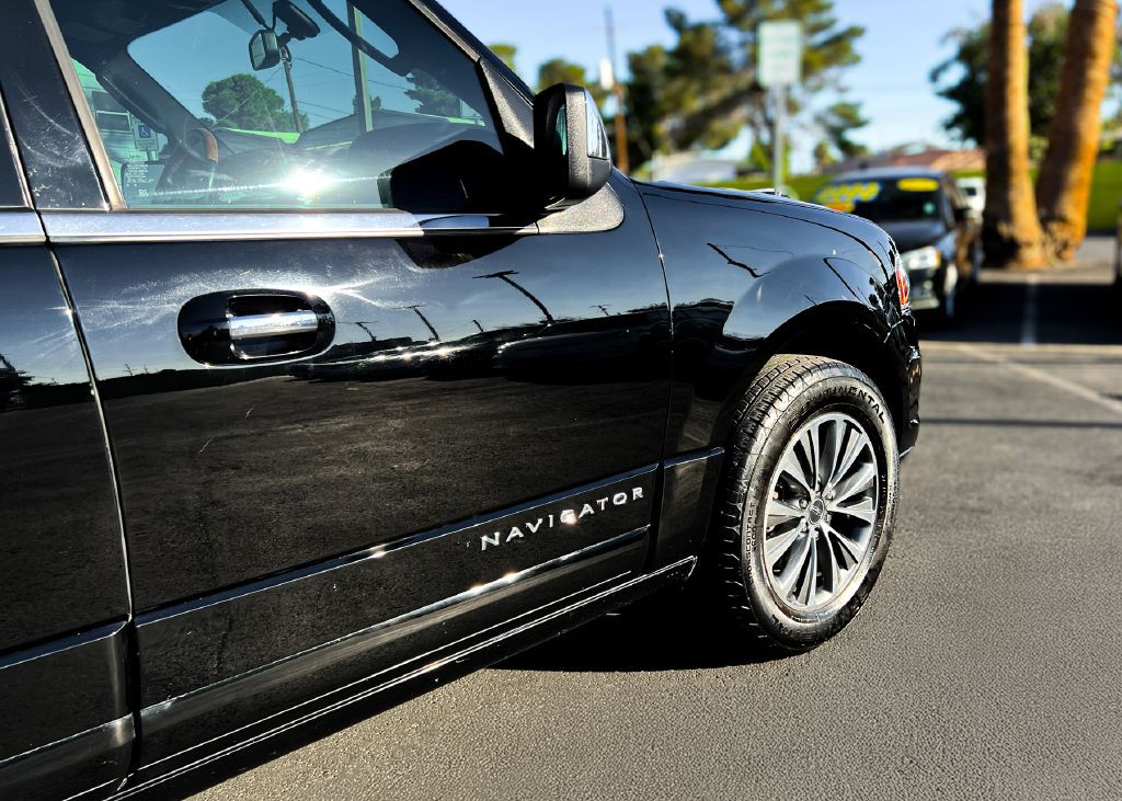 2016 Lincoln Navigator Image 9