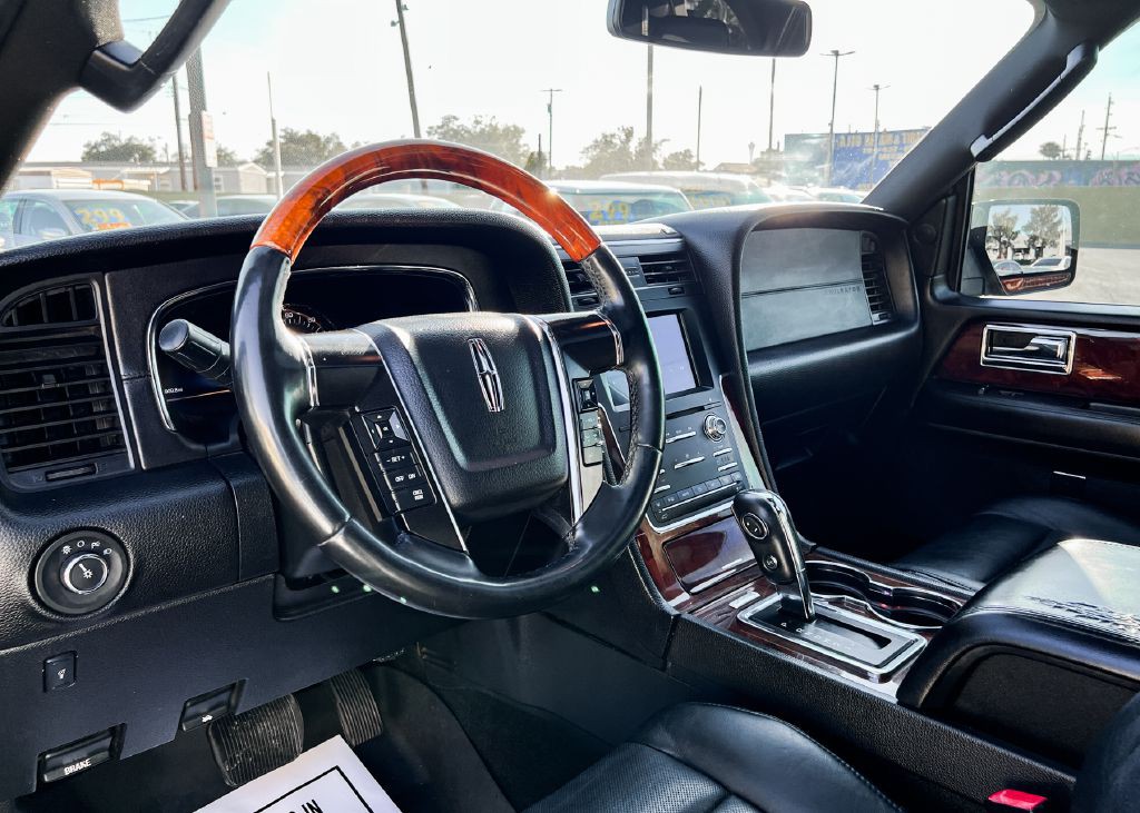 2016 Lincoln Navigator Image 20