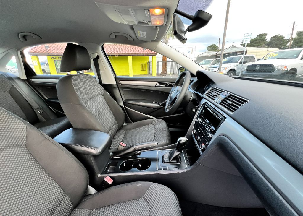 2013 Volkswagen Passat Image 9