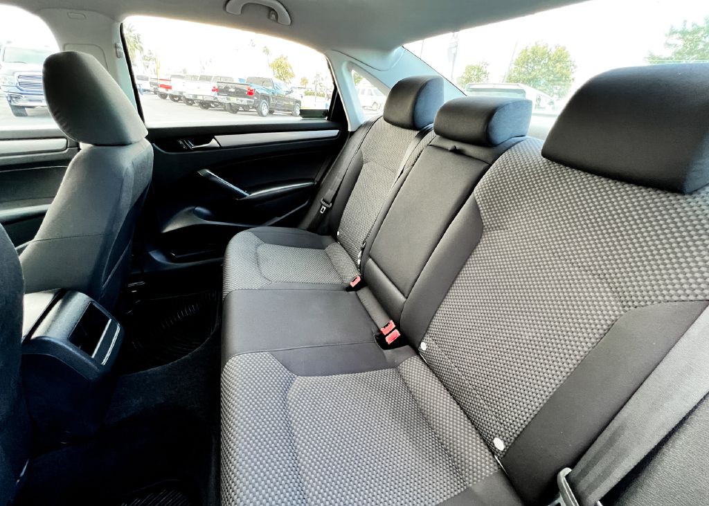 2013 Volkswagen Passat Image 16