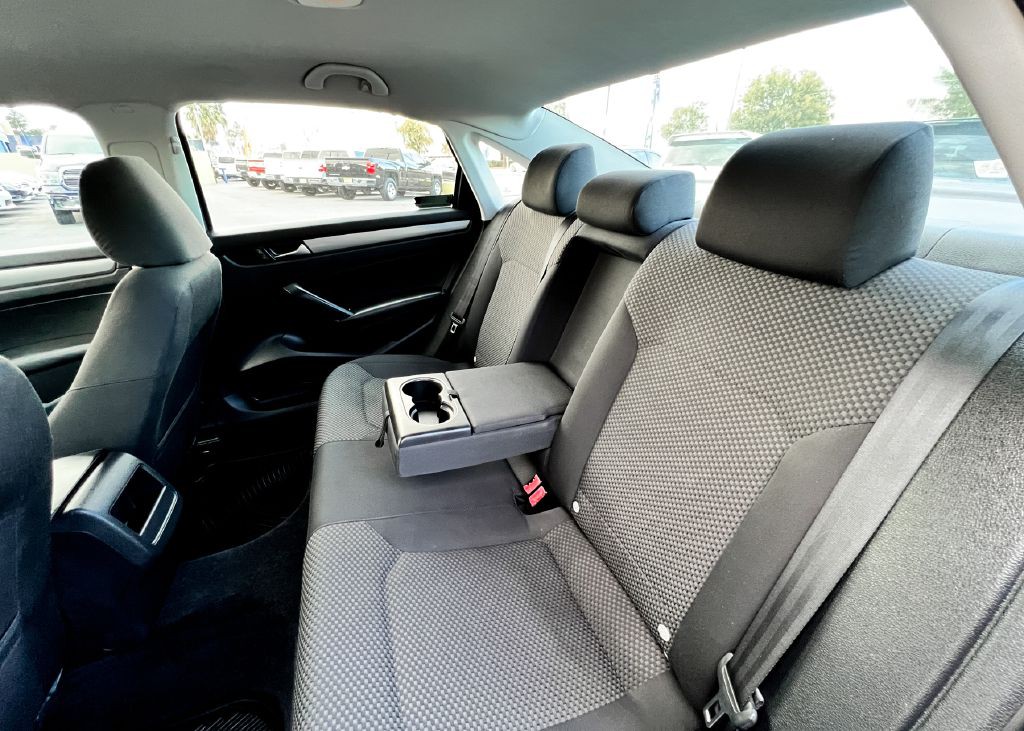 2013 Volkswagen Passat Image 17