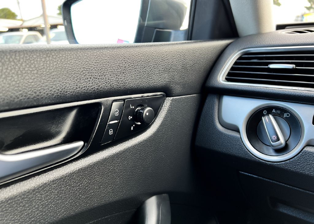 2013 Volkswagen Passat Image 21