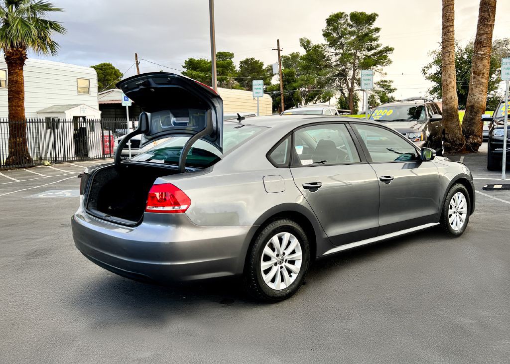 2013 Volkswagen Passat Image 24